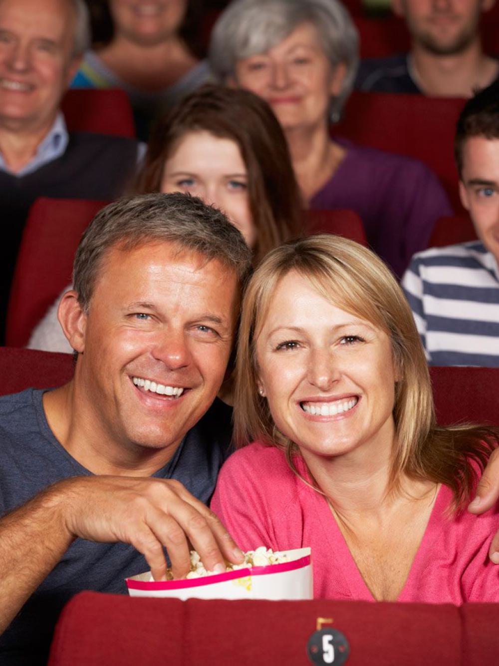 zwei Menschen im Kino
