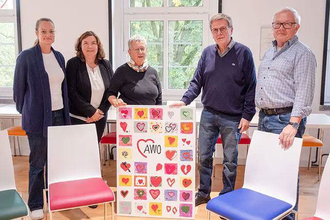 awo, ehrenamt, gruppe, engagement, herzen,   Eine Gruppe präsentiert ein bunt gestaltetes Herz-Poster