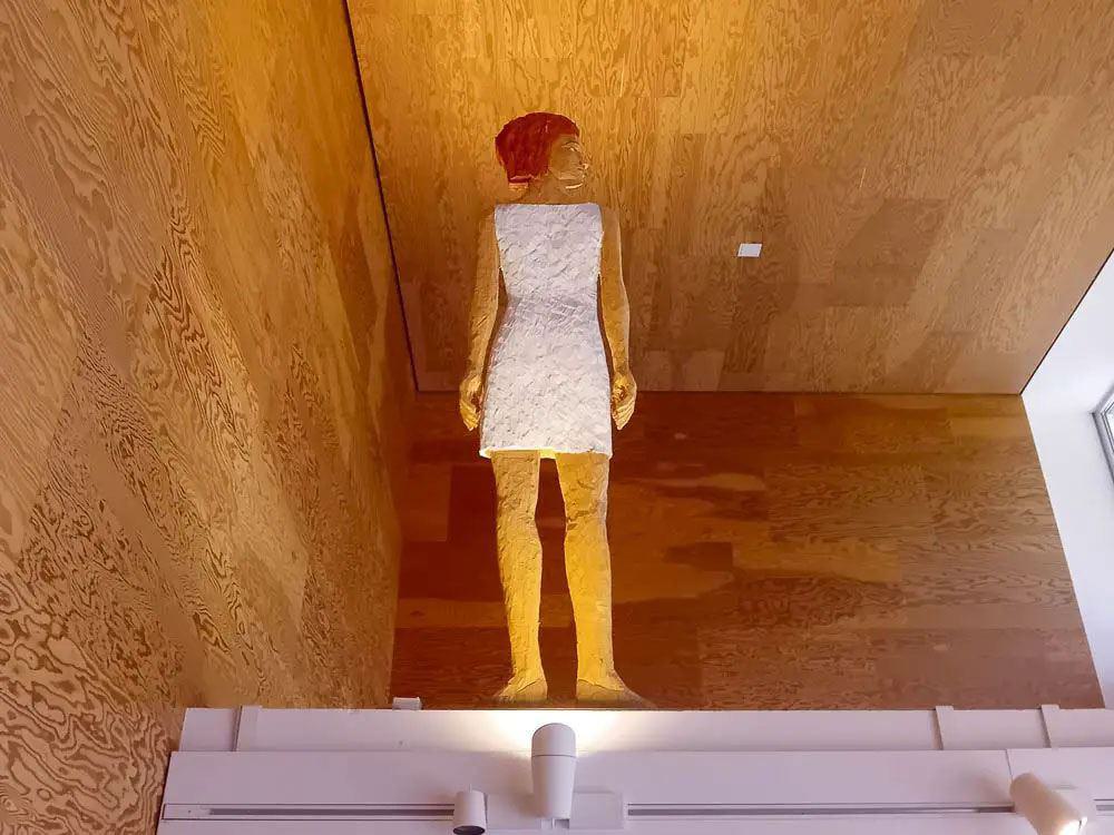  Eine moderne Holzskulptur einer Frau