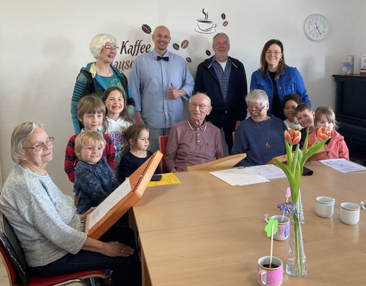 Senioren und Kinder Gruppenfoto
