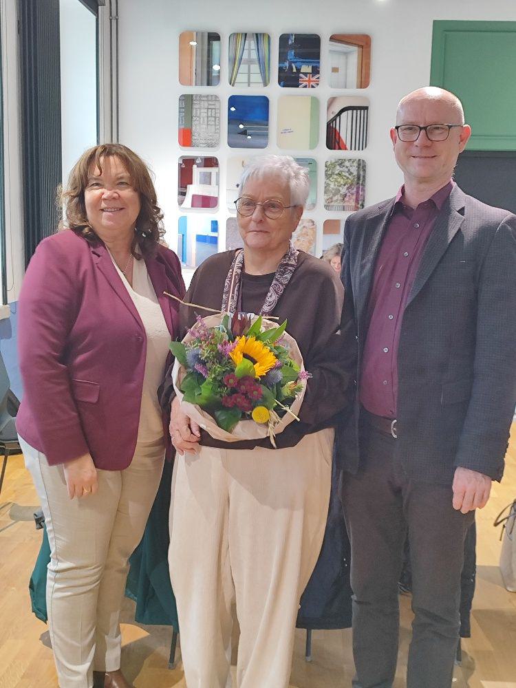 3 Personen mit Blumen