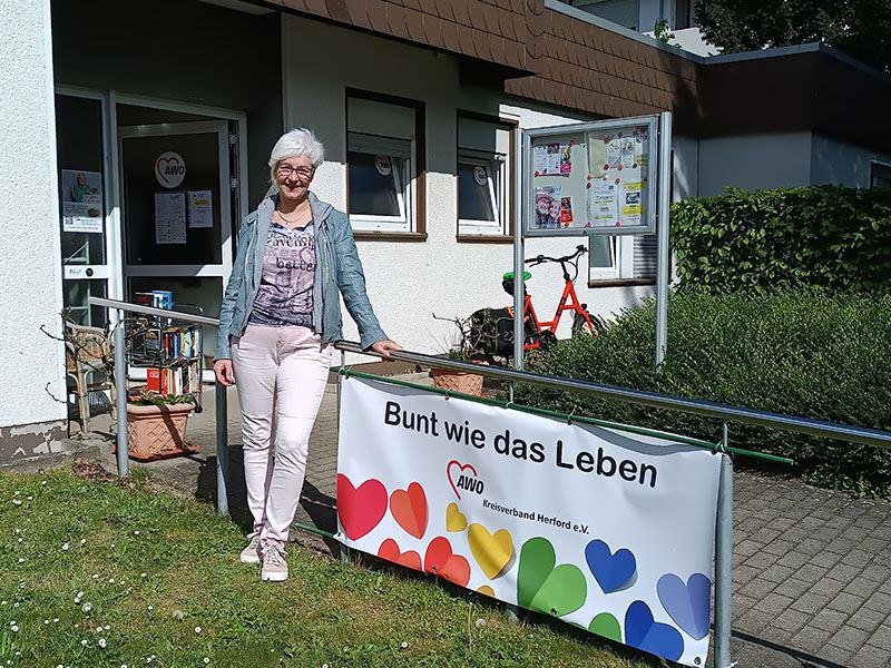 Frau vor Banner der Kastanienallee