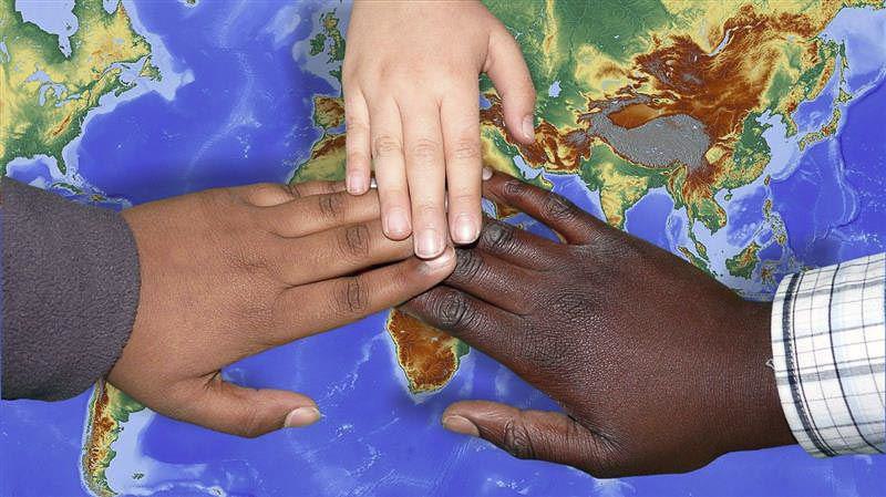 Hände auf Weltkarte