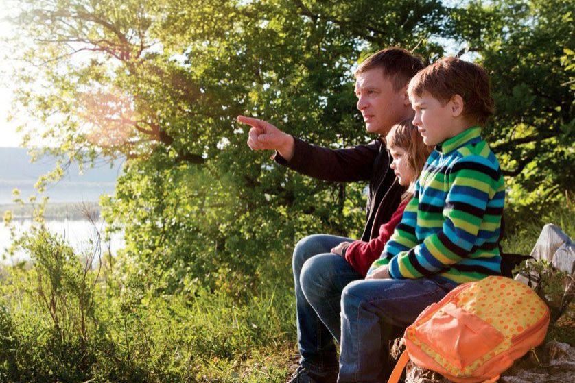 Vater zeigt seinen Kindern etwas