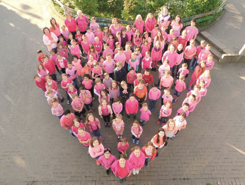 Kinder und Jugendliche formen ein Herz